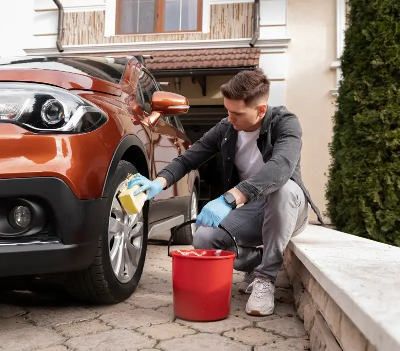 Lavage auto à domicile Manigod : professionnel intervenant sur un véhicule